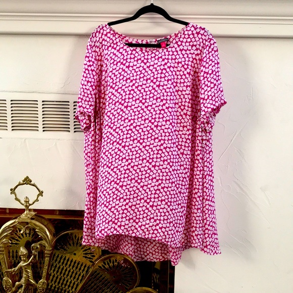 Vince Camuto Tops - Vince Camuto pink and white shirt sleeve flowy top